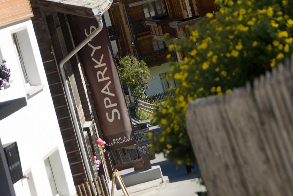 The Matterhorn Hostel Zermatt Bagian luar foto