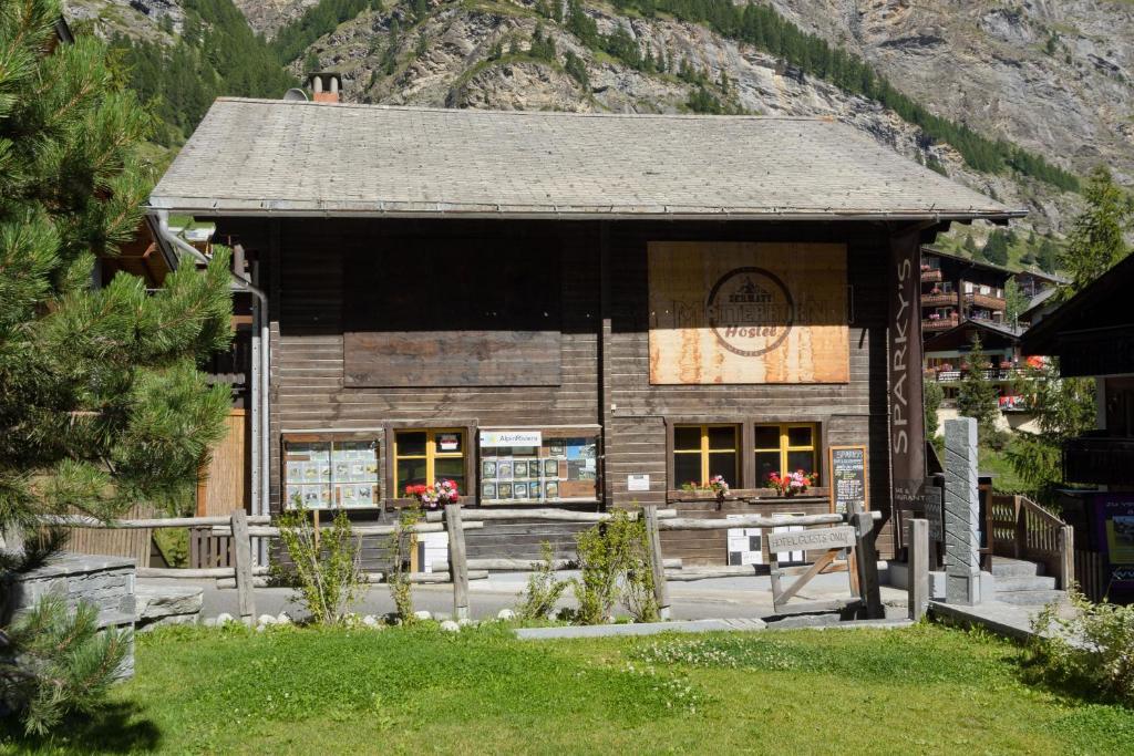 The Matterhorn Hostel Zermatt Bagian luar foto