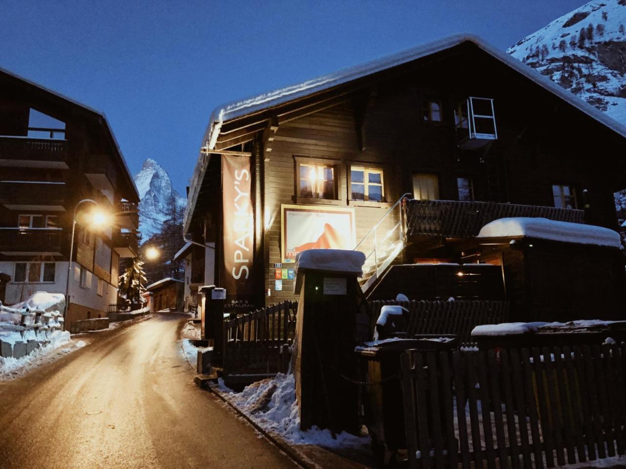 The Matterhorn Hostel Zermatt Bagian luar foto